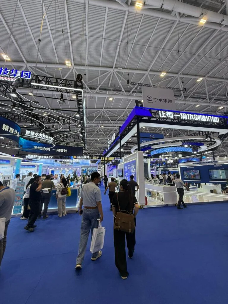 Reunión técnica con fabricante durante una feria especializada en Shenzhen