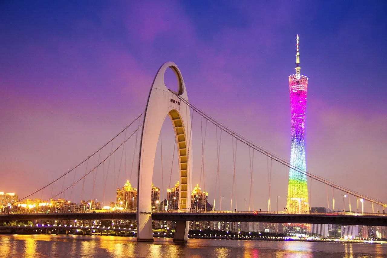 Canton Tower y puente Liede de noche en Guangzhou, sede de la Feria de Cantón octubre 2026