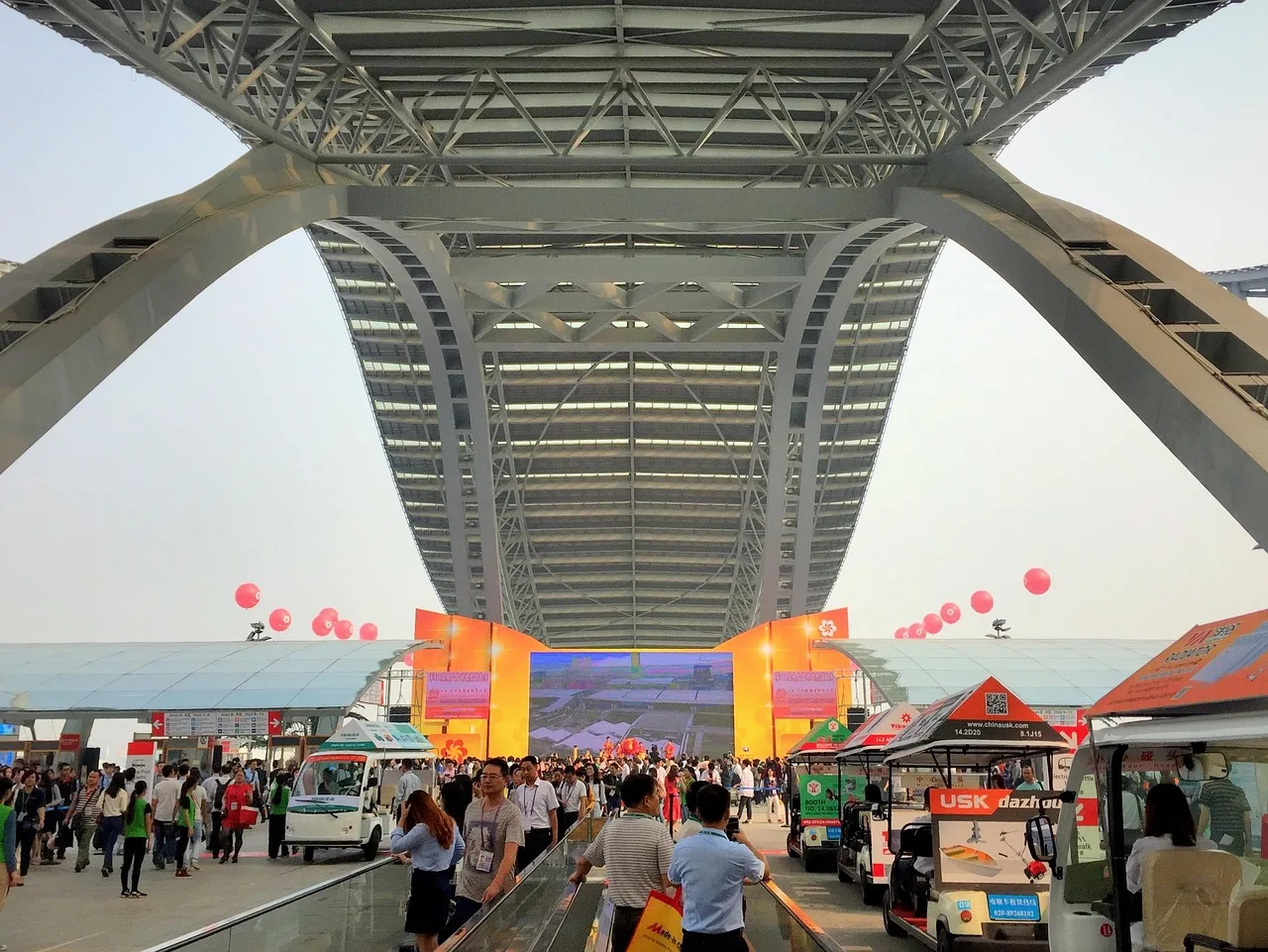 Complejo ferial de Pazhou, sede de la Feria de Cantón octubre 2026, con compradores internacionales en el acceso principal