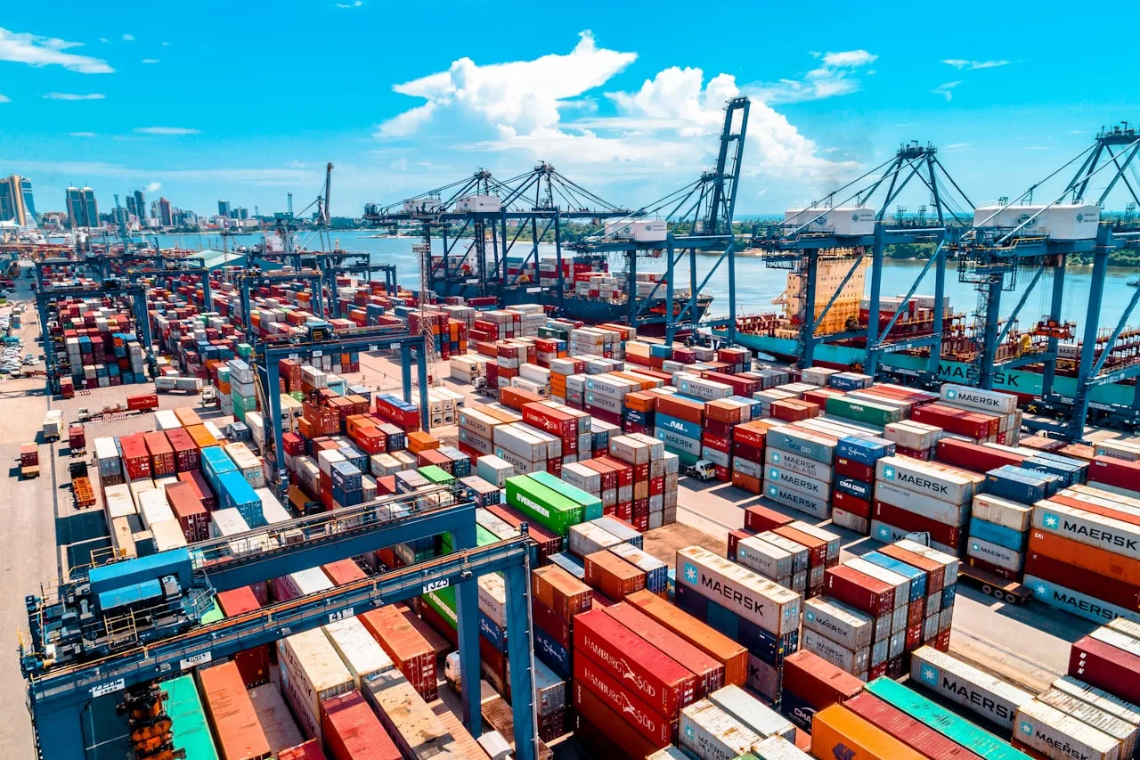 Terminal de contenedores con grúas pórtico, la etapa logística que sigue a la Feria de Cantón