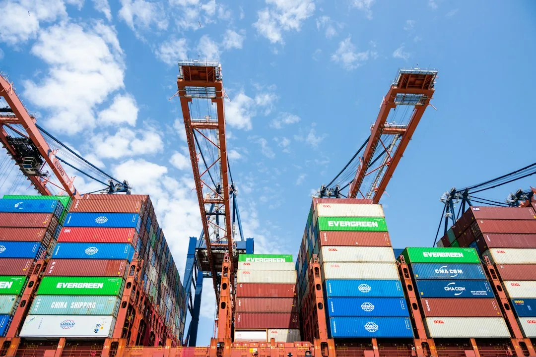 Año Nuevo Chino 2027: container port crane China