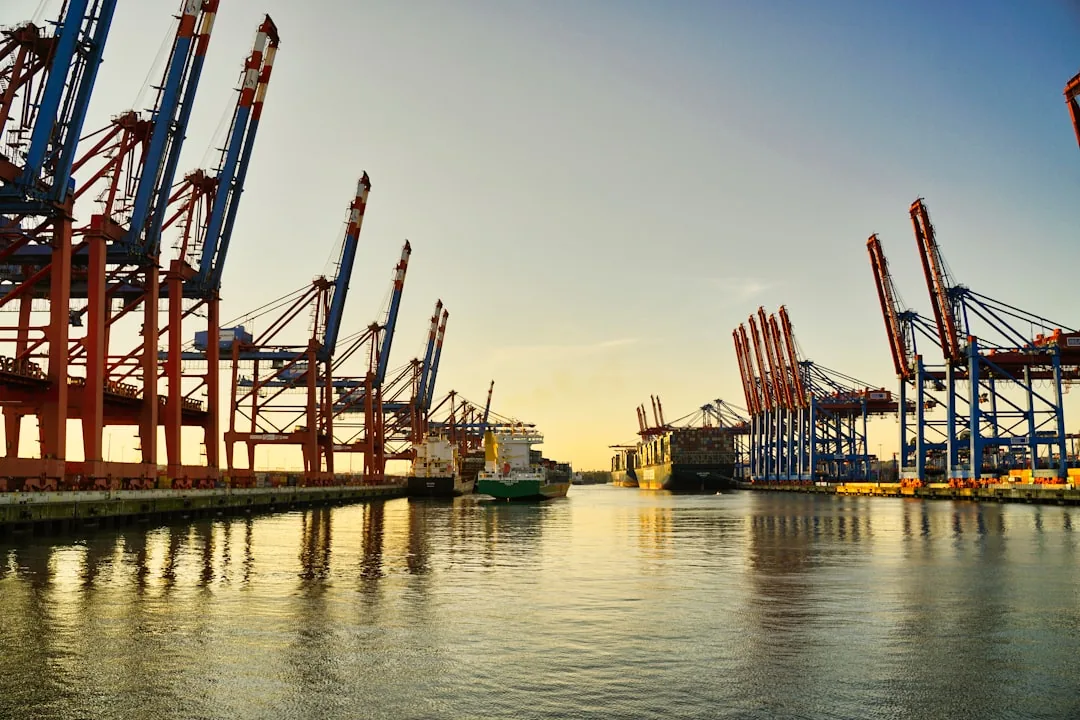 aranceles México China: container port crane