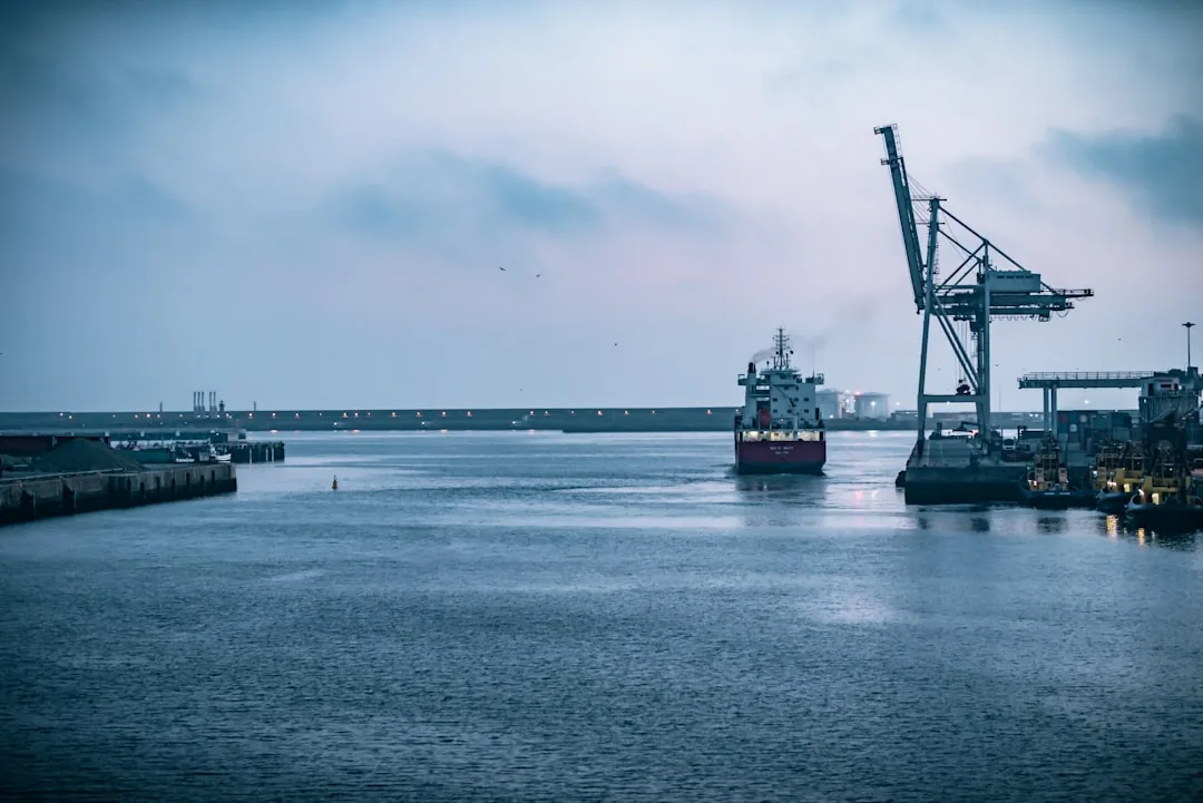 aranceles México China: container port crane