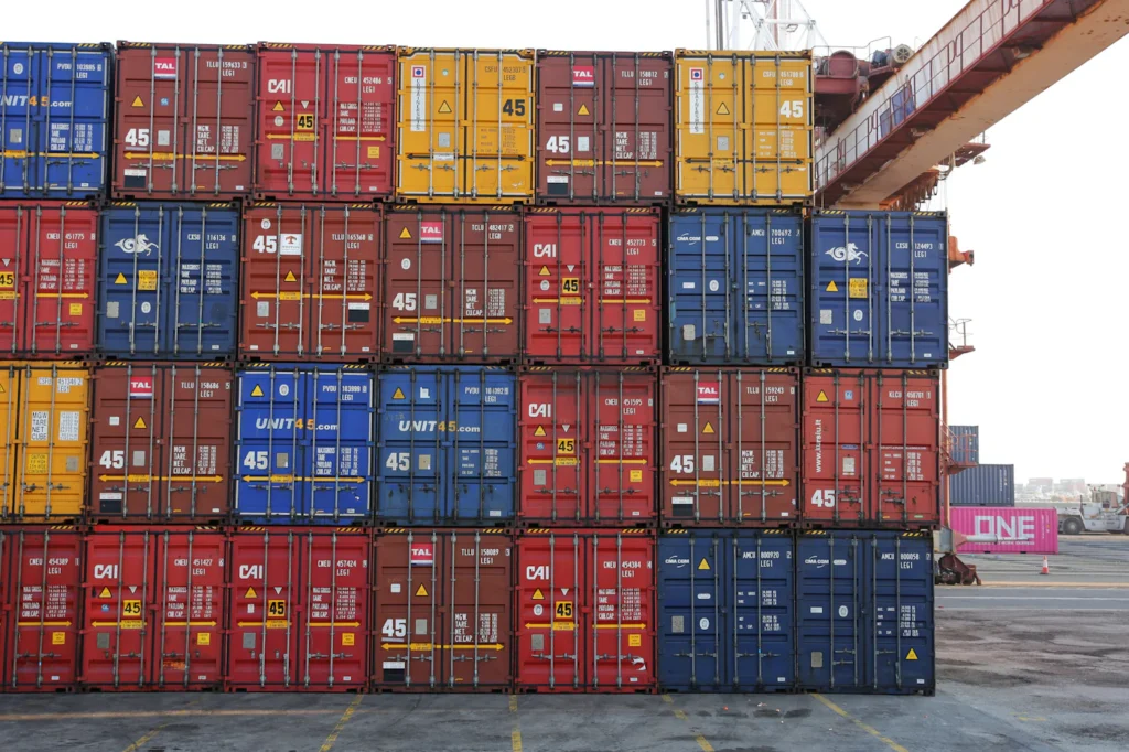 FCL y LCL: patio de contenedores intermodales
