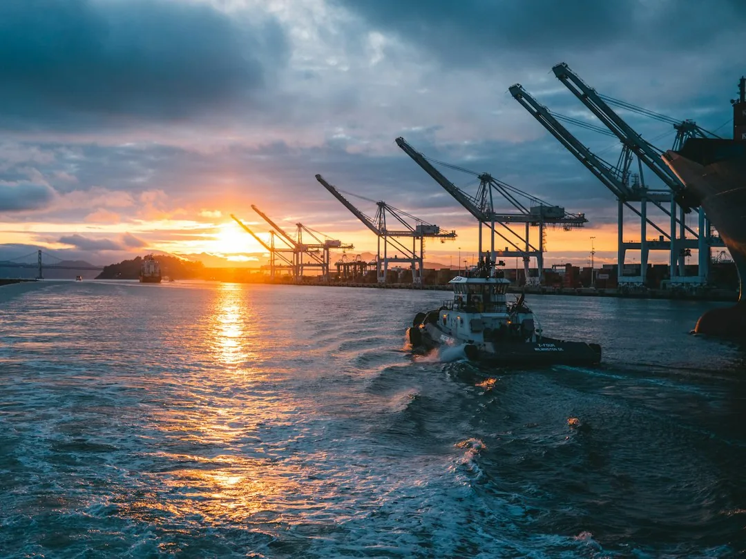 fletes marítimos China México octubre 2026: container ship port cranes