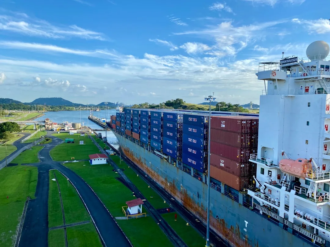 restricción canal de Panamá: a large cargo ship in a body of water