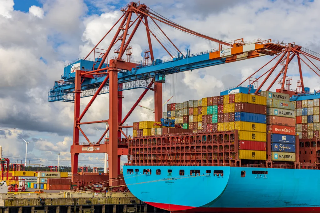 THC: grúas de la terminal portuaria operando un buque