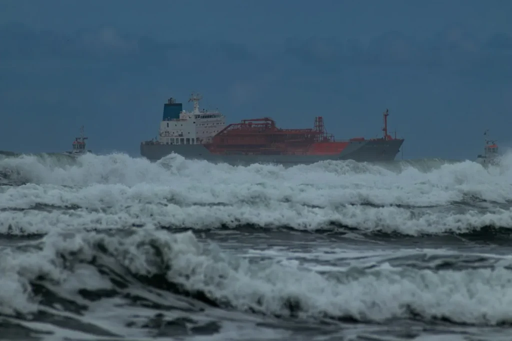 Avería gruesa: buque navegando en mar con tormenta