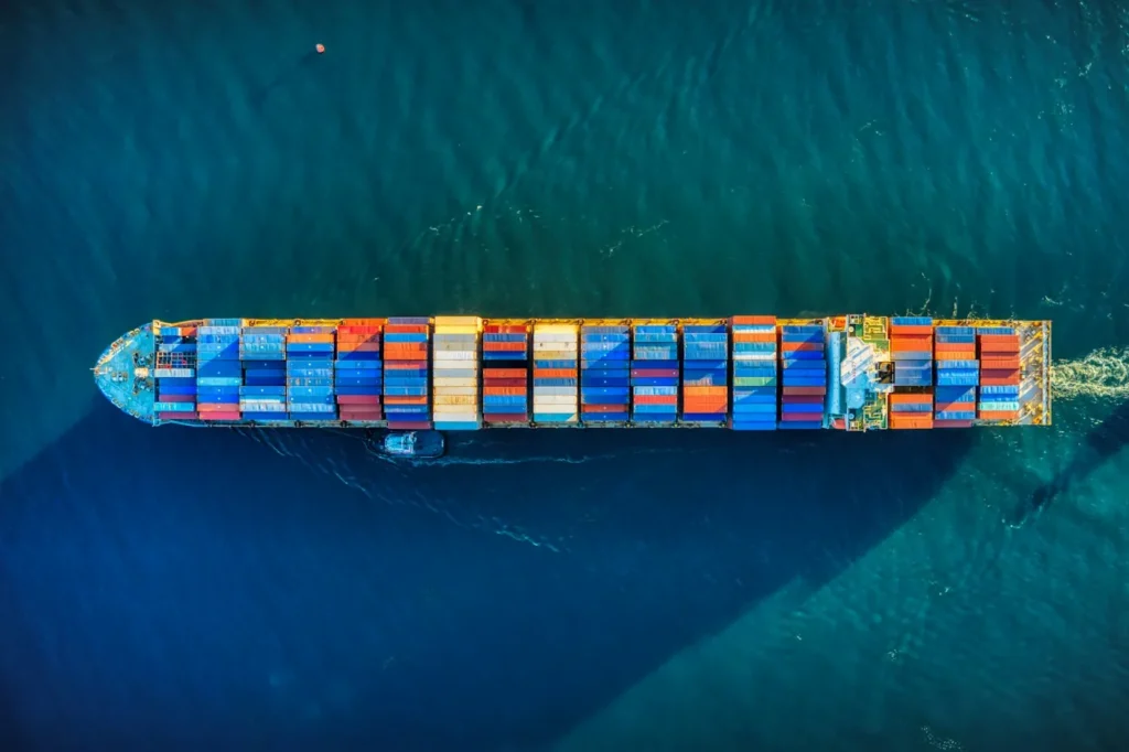 CFR: buque portacontenedores navegando hacia el puerto de destino
