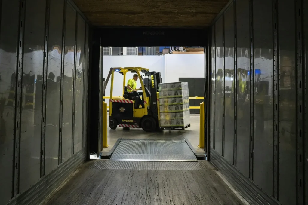 DPU: montacargas descargando mercancía del contenedor en destino