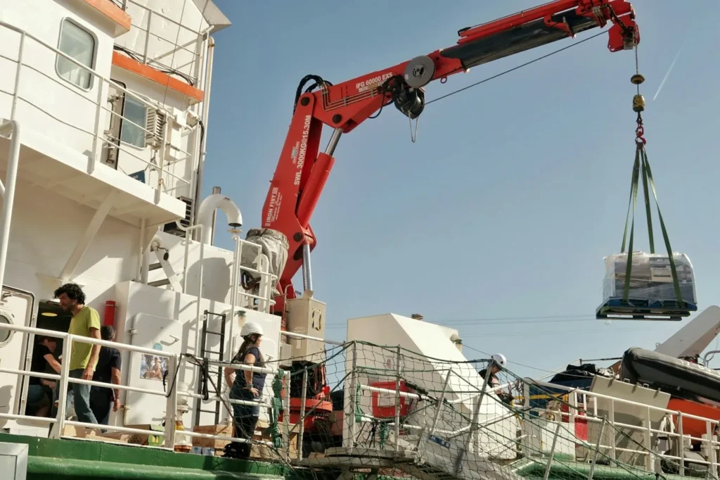 FAS: grúa del buque izando carga desde el muelle