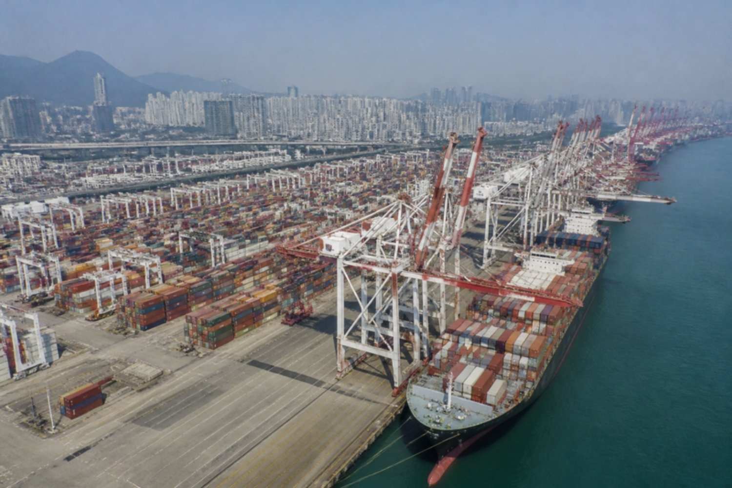 Logística global octubre: vista aérea de una terminal de contenedores automatizada en Asia